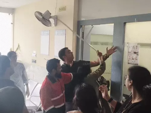 Korba News: अस्पताल में जुड़वा बच्चों में से एक की मौत, दूसरा गंभीर; परिजनों ने डॉक्टरों को पीटा Comp 17 1784454945