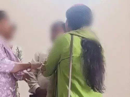 Raigarh Video: प्रोफेसर ने की सेक्स की डिमांड, युवती ने जड़ा थप्पड़; Video वायरल Raigarh Video: प्रोफेसर ने की सेक्स की डिमांड, युवती ने जड़ा थप्पड़; Video वायरल
