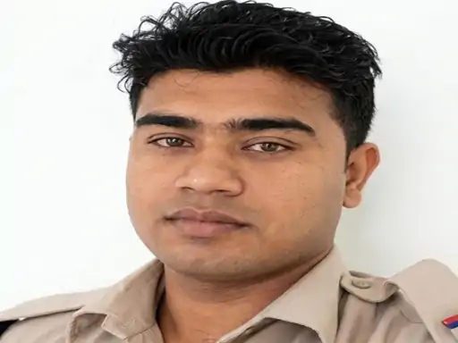 Bilaspur Rape: छत्तीसगढ़ के बिलासपुर जिले में एक आरक्षक पर शादी का झांसा देकर युवती के साथ दुष्कर्म करने का आरोप लगा है। शिकायत के अनुसार आरोपी ने सोशल मीडिया के जरिए युवती से दोस्ती की, शादी का वादा किया और करीब 3 साल तक शारीरिक संबंध बनाए। बाद में शादी की बात आने पर उसने खुद को पहले से शादीशुदा और दो बच्चों का पिता बताया। मामला तखतपुर थाना क्षेत्र का है।