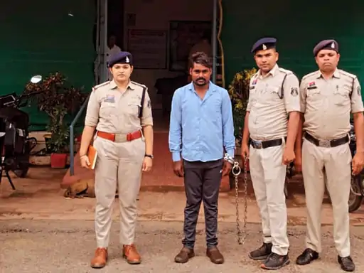 CG Rape: मुंगेली जिले के लालपुर थाना क्षेत्र में एक दिव्यांग युवती से दुष्कर्म का मामला सामने आया है। पीड़िता के परिजनों की शिकायत पर पुलिस ने त्वरित कार्रवाई करते हुए आरोपी को 24 घंटे के भीतर गिरफ्तार कर लिया। आरोपी को न्यायालय में पेश करने के बाद न्यायिक रिमांड पर जेल भेज दिया गया है।