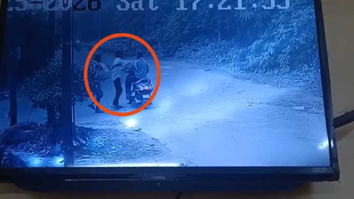 Raipur News: राजधानी रायपुर में बदमाशों के हौसले लगातार बुलंद होते नजर आ रहे हैं। उरला थाना क्षेत्र में राह चलते एक स्कूटी सवार युवक पर कुछ बदमाशों ने धारदार हथियार से हमला कर दिया। घटना का वीडियो भी सामने आया है, जिसमें आरोपी युवक पर लगातार वार करते दिखाई दे रहे हैं।