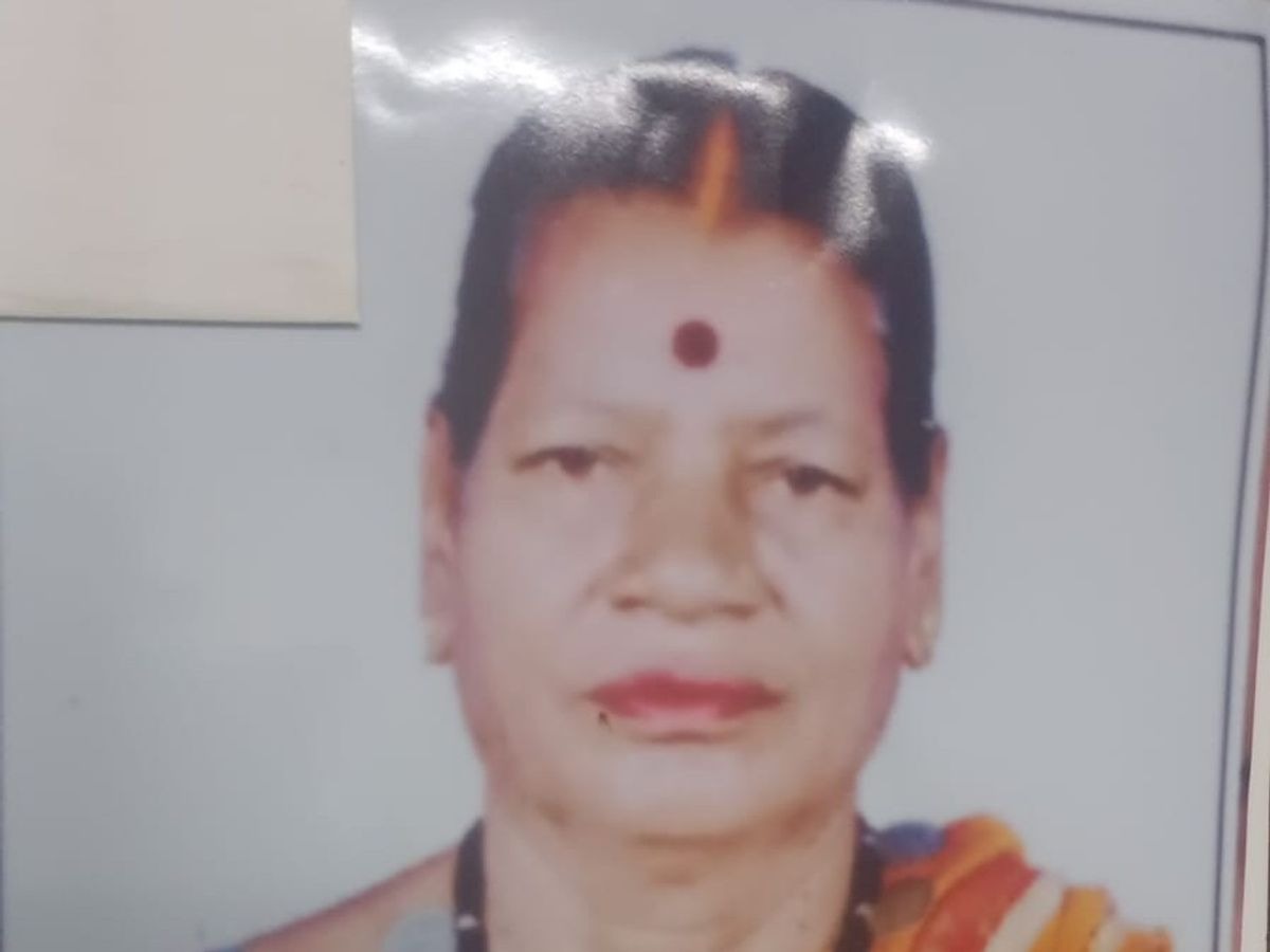 CG Murder: दुर्ग जिले से एक सनसनीखेज मामला सामने आया है, जहां 55 वर्षीय लापता महिला का शव पुलगांव नाला के पास झाड़ियों में संदिग्ध परिस्थितियों में मिला है। महिला के सिर पर गंभीर चोट के निशान मिले हैं। पुलिस प्रथम दृष्टया हत्या की आशंका मानकर मामले की जांच कर रही है। शव मिलने के बाद पुलिस, क्राइम ब्रांच, फॉरेंसिक टीम और डॉग स्क्वाड मौके पर पहुंचकर जांच में जुट गए।