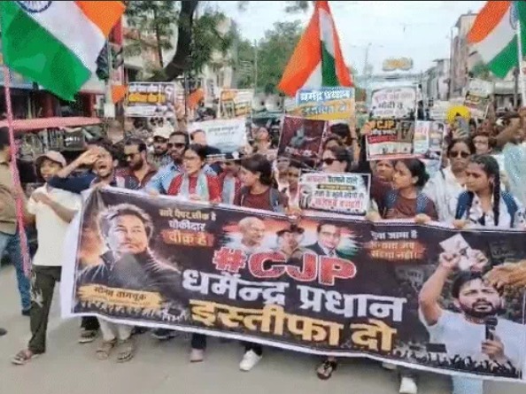 Bhupesh Baghel: केंद्रीय शिक्षा मंत्री धर्मेंद्र प्रधान के इस्तीफे के बाद छत्तीसगढ़ के पूर्व मुख्यमंत्री भूपेश बघेल ने इसे देशभर के छात्रों की जीत बताया। उन्होंने सोशल मीडिया पर प्रतिक्रिया देते हुए केंद्र सरकार की तुलना 'हिरण्यकश्यप' से की और कहा- एक प्रधान का इस्तीफा हो गया है।