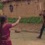 CG News: रायगढ़ जिले के घरघोड़ा थाना क्षेत्र में एक युवक तीर-धनुष और लोहे का कत्ता लेकर गांव में लोगों को धमका रहा था। आरोपी राह चलते लोगों को जान से मारने की धमकी दे रहा था। सूचना मिलने पर पुलिस मौके पर पहुंची, लेकिन पुलिस को देखकर भी वह उग्र हो गया। इसके बाद पुलिस ने घेराबंदी कर उसे सुरक्षित गिरफ्तार कर लिया।