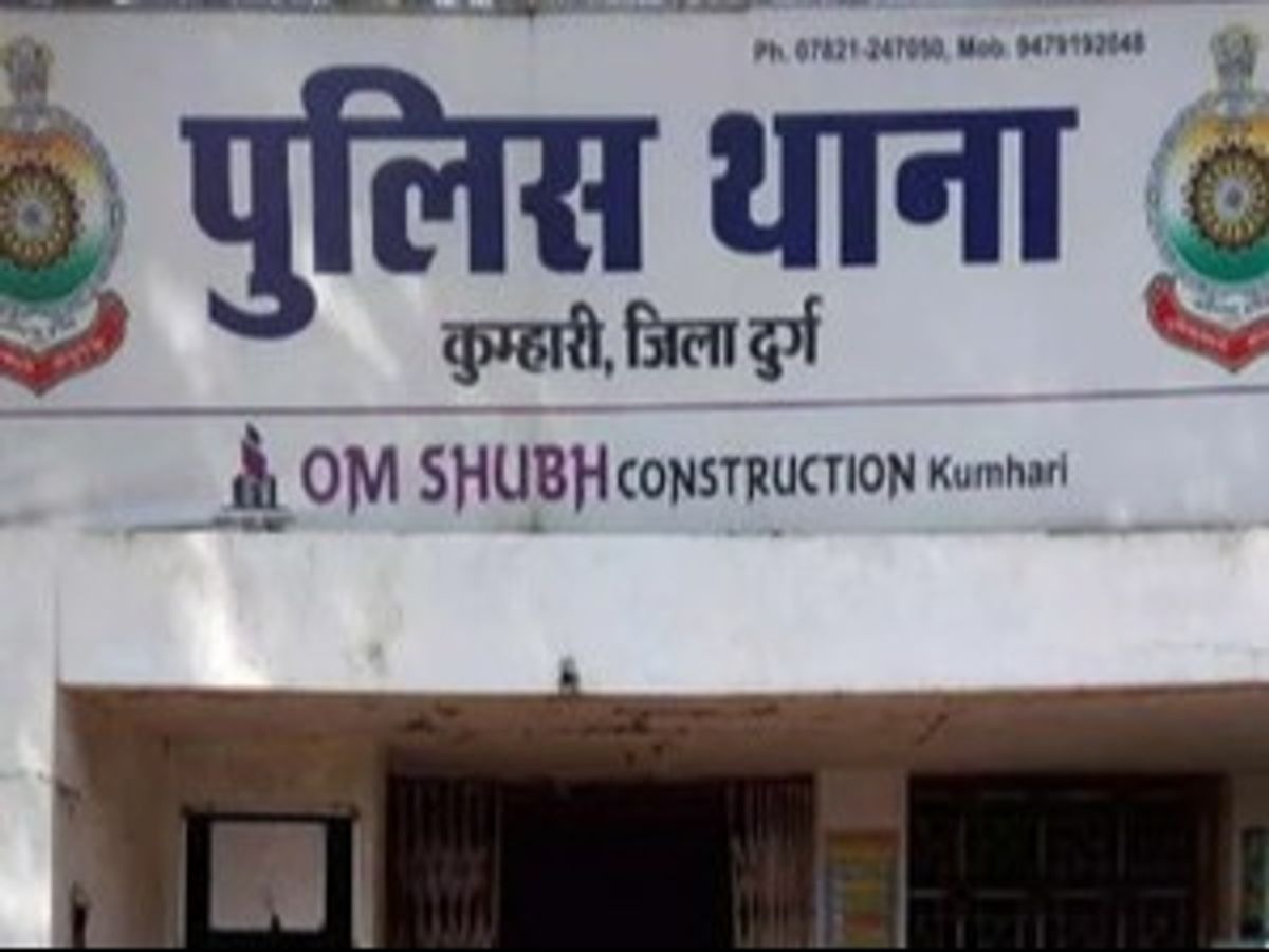 CG Student Death: दुर्ग जिले के कुम्हारी थाना क्षेत्र के जांजगिरी गांव में 11वीं कक्षा की एक छात्रा ने घर में फांसी लगाकर आत्महत्या कर ली। घटना के समय घर पर कोई सदस्य मौजूद नहीं था। सूचना मिलने पर पुलिस मौके पर पहुंची और शव को पोस्टमार्टम के लिए भेजकर मामले की जांच शुरू कर दी।