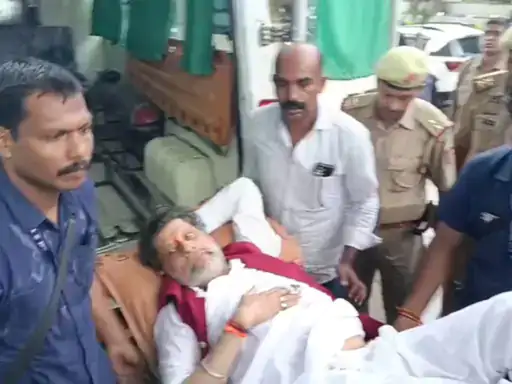 Kiran Singh Dev Accident: छत्तीसगढ़ भाजपा प्रदेश अध्यक्ष और जगदलपुर विधायक किरण सिंह देव बुधवार को सड़क हादसे में घायल हो गए। उनकी कार NH-44 पर टेकरी के पास सड़क किनारे खड़े ट्रक से टकरा गई। हादसे में किरण सिंह देव और उनके वाहन चालक को चोटें आई हैं।