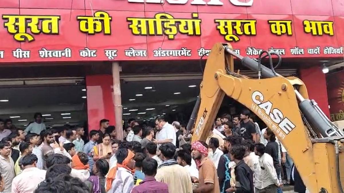 Raipur News: रायपुर के पंडरी कपड़ा मार्केट में नगर निगम ने अवैध कब्जे के खिलाफ कार्रवाई करते हुए जेसीबी की मदद से नाली पर किए गए अतिक्रमण को हटाया। यह कार्रवाई स्थानीय लोगों की शिकायत के बाद की गई। नगर निगम की टीम शुक्रवार को पंडरी स्थित प्रकाश होजरी होलसेल दुकान पहुंची, जहां नाली को ढंककर किए गए अवैध निर्माण को हटाया गया।
