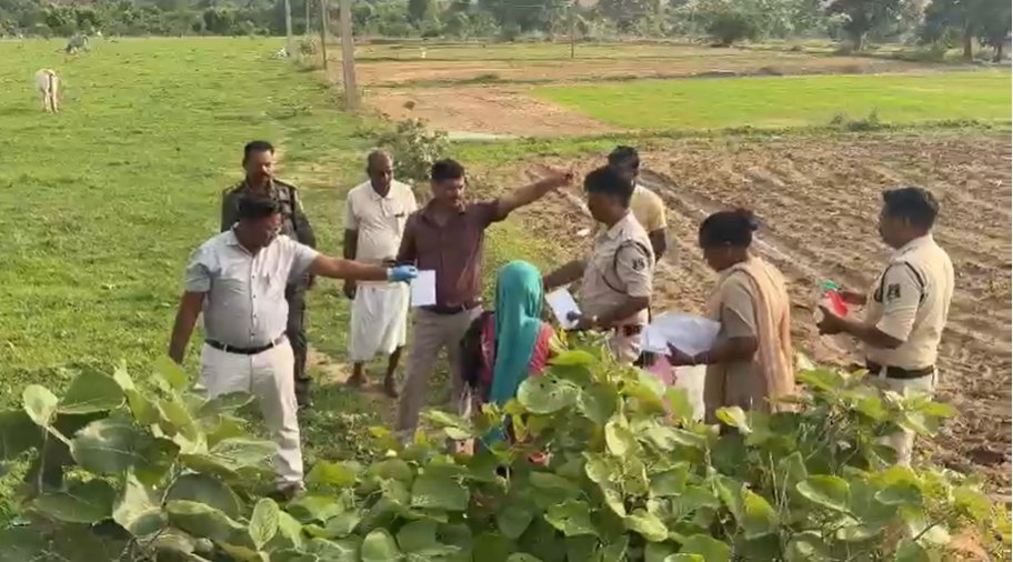 CG Gang Rape: छत्तीसगढ़ के बलरामपुर जिले में एक अधेड़ महिला के साथ सामूहिक दुष्कर्म का मामला सामने आया है। पीड़िता की शिकायत पर पुलिस ने त्वरित कार्रवाई करते हुए तीन आरोपियों को गिरफ्तार कर लिया है। मामला रघुनाथनगर थाना क्षेत्र का है।