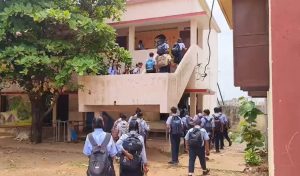 CG Students Fainted: आत्मानंद स्कूल में बच्चों की बिगड़ी तबीयत, चीखने-चिल्लाने के बाद 8 छात्राएं बेहोश; हाथ-पैर अकड़े Image 2026 07 13T181359.437 300x176