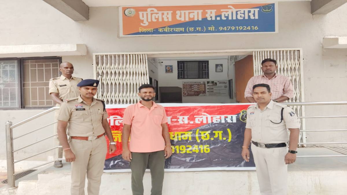 CG Rape: छत्तीसगढ़ के कवर्धा जिले से दुष्कर्म का मामला सामने आया है, जहां इलाज के बहाने मानसिक रूप से अस्वस्थ युवती के साथ दुष्कर्म करने के आरोप में लोहारा पुलिस ने एक आयुर्वेदिक डॉक्टर को गिरफ्तार कर न्यायिक रिमांड पर जेल भेज दिया है। कवर्धा पुलिस ने शिकायत दर्ज होने के 24 घंटे के भीतर कार्रवाई करते हुए आरोपी को गिरफ्तार किया।
