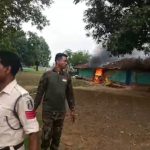 CG Teacher Murder: बलरामपुर जिले के त्रिकुंडा थाना क्षेत्र के घमनी गांव में हेडमास्टर की हत्या के बाद तनावपूर्ण स्थिति बन गई। हत्या की खबर मिलते ही गुस्साए परिजनों और ग्रामीणों ने आरोपियों के घर में आग लगा दी। सूचना मिलने पर भारी पुलिस बल और दमकल की टीम मौके पर पहुंची। पुलिस ने हालात को नियंत्रित कर गांव में सुरक्षा बढ़ा दी है।