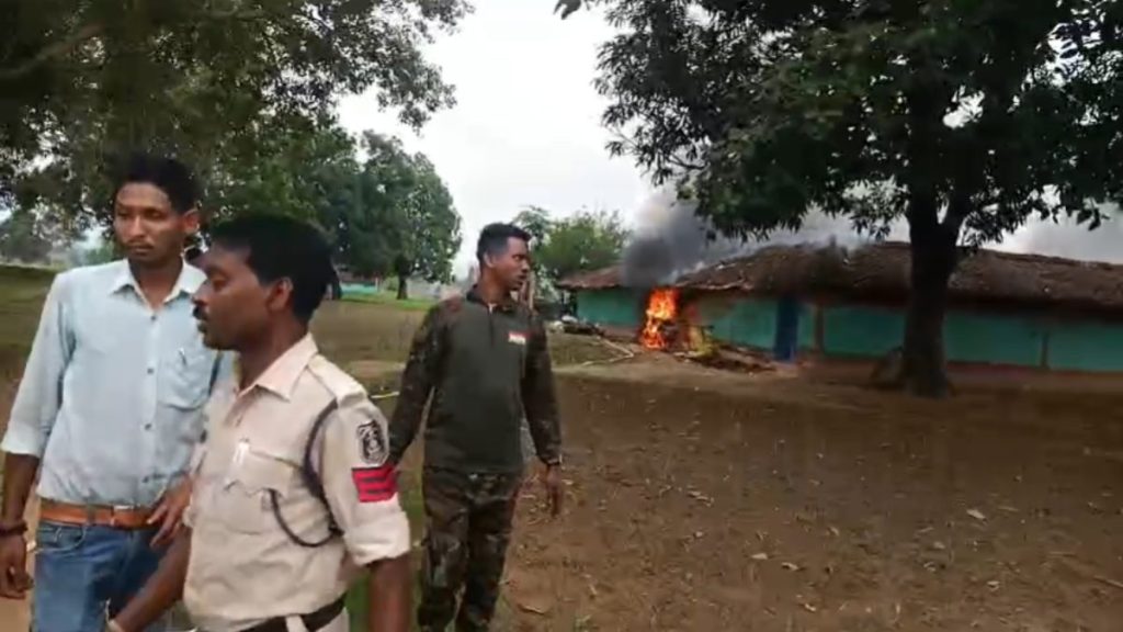 CG Teacher Murder: बलरामपुर जिले के त्रिकुंडा थाना क्षेत्र के घमनी गांव में हेडमास्टर की हत्या के बाद तनावपूर्ण स्थिति बन गई। हत्या की खबर मिलते ही गुस्साए परिजनों और ग्रामीणों ने आरोपियों के घर में आग लगा दी। सूचना मिलने पर भारी पुलिस बल और दमकल की टीम मौके पर पहुंची। पुलिस ने हालात को नियंत्रित कर गांव में सुरक्षा बढ़ा दी है।