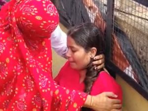 Raipur Accident: रायपुर के सरस्वती नगर थाना क्षेत्र स्थित फ्लाईओवर पर शुक्रवार सुबह करीब 10 बजे एक तेज रफ्तार कार ने कई लोगों को टक्कर मार दी। हादसे के बाद फ्लाईओवर पर अफरा-तफरी मच गई और बड़ी संख्या में लोग मौके पर जुट गए। घटना में कई लोगों के घायल होने की जानकारी सामने आई है।