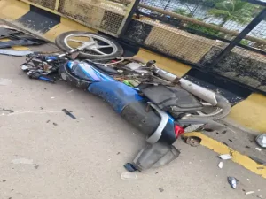 Raipur Accident: रायपुर के सरस्वती नगर थाना क्षेत्र स्थित फ्लाईओवर पर शुक्रवार सुबह करीब 10 बजे एक तेज रफ्तार कार ने कई लोगों को टक्कर मार दी। हादसे के बाद फ्लाईओवर पर अफरा-तफरी मच गई और बड़ी संख्या में लोग मौके पर जुट गए। घटना में कई लोगों के घायल होने की जानकारी सामने आई है।