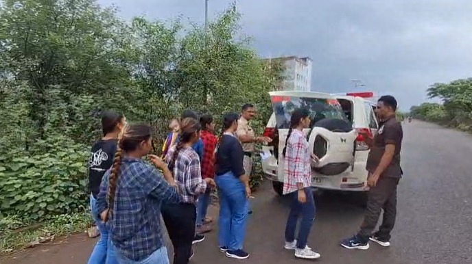 Raipur Fraud: राजधानी रायपुर में अनाथ बच्चों के नाम पर चंदा जुटाने के बहाने अवैध वसूली का मामला सामने आया है। स्थानीय लोगों की शिकायत के बाद मुजगहन थाना पुलिस ने कुछ युवतियों को हिरासत में लेकर पूछताछ शुरू की है।