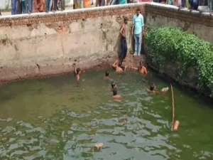 Raipur News: छत्तीसगढ़ के रायपुर जिले में दर्दनाक हादसे में दो मासूम बच्चों की मौत हो गई। धरसीवां थाना क्षेत्र के कुंबरगढ़ स्थित प्राचीन चतुर्भुजी मंदिर परिसर की बावड़ी में डूबने से दोनों बच्चों की जान चली गई। शनिवार सुबह खेलते-खेलते दोनों बच्चे बावड़ी के पास पहुंच गए, जहां संतुलन बिगड़ने से वे गहरे पानी में गिर गए।