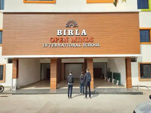 Ambikapur News: छत्तीसगढ़ के अंबिकापुर में एक निजी स्कूल में शिक्षक द्वारा छात्र को दी गई अनोखी सजा का मामला सामने आया है। आरोप है कि 8वीं कक्षा के एक छात्र को अनुशासन के नाम पर हिंदी और अंग्रेजी में 100-100 बार गाली लिखने के लिए कहा गया। इतना ही नहीं, छात्र से कॉपी पर अपने माता-पिता के हस्ताक्षर करवाकर लाने के लिए भी कहा गया। घटना सामने आने के बाद परिजनों में नाराजगी है।