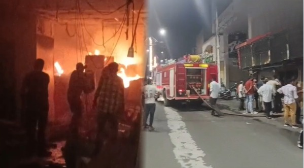 CG Fire: छत्तीसगढ़ के कोरबा जिले में मंगलवार देर रात एक कपड़ा दुकान में भीषण आग लग गई। आग इतनी तेज थी कि देखते ही देखते पूरी दुकान उसकी चपेट में आ गई और अंदर रखा सारा सामान जलकर खाक हो गया। घटना शहर के पावर हाउस रोड स्थित "पैसा वसूल क्लॉथ स्टोर" की है।