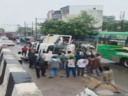 Raipur Accident: रायपुर के संतोषी नगर ब्रिज के पास शुक्रवार सुबह एक बड़ा सड़क हादसा हो गया। तेलीबांधा से आमानाका की ओर जा रहा एक ट्रक अचानक अनियंत्रित होकर डिवाइडर से टकराया और करीब 15 फीट नीचे जा गिरा। हादसे में एक कार भी ट्रक की चपेट में आ गई। राहत की बात यह रही कि घटना में कोई जनहानि नहीं हुई।