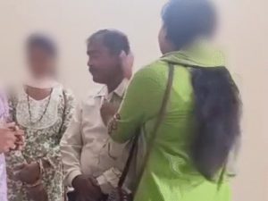 Raigarh Video: प्रोफेसर ने की सेक्स की डिमांड, युवती ने जड़ा थप्पड़; Video वायरल Raigarh Video: प्रोफेसर ने की सेक्स की डिमांड, युवती ने जड़ा थप्पड़; Video वायरल