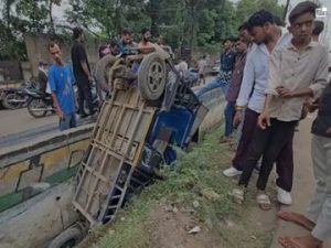 Raipur Accident: रायपुर के भनपुरी चौक से पहले हनुमान मंदिर के पास तेज रफ्तार कार ने एक बैटरी ऑटो को जोरदार टक्कर मार दी। टक्कर इतनी तेज थी कि ऑटो सड़क किनारे बनी नाली में जा गिरा। वहीं कार अनियंत्रित होकर स्टील के बिजली पोल से टकरा गई। हादसे में दोनों वाहन बुरी तरह क्षतिग्रस्त हो गए।