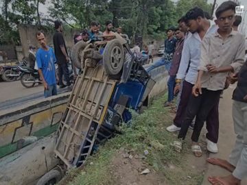 Raipur Accident: रायपुर के भनपुरी चौक से पहले हनुमान मंदिर के पास तेज रफ्तार कार ने एक बैटरी ऑटो को जोरदार टक्कर मार दी। टक्कर इतनी तेज थी कि ऑटो सड़क किनारे बनी नाली में जा गिरा। वहीं कार अनियंत्रित होकर स्टील के बिजली पोल से टकरा गई। हादसे में दोनों वाहन बुरी तरह क्षतिग्रस्त हो गए।