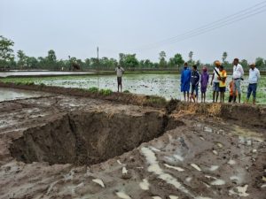 CG Rain: 24 घंटे की बारिश के बाद खेत की जमीन धंसी, 20 फीट चौड़ा और 30 फीट गहरा गड्ढा बना Image 53 300x225