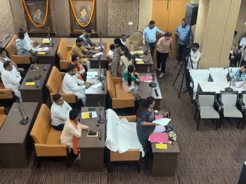 Raipur News: रायपुर नगर निगम की विशेष सामान्य सभा की बैठक सोमवार को आयोजित हुई। मानसून के बीच बुलाई गई इस बैठक में शहर में जलभराव, सफाई व्यवस्था, नालों की सफाई, सड़क मरम्मत और बारिश के दौरान नागरिकों को होने वाली समस्याओं पर चर्चा की गई। इसी दौरान निगम मुख्यालय में जगह-जगह छत से पानी टपकने का मामला भी सामने आया।