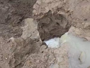 CG Rain: 24 घंटे की बारिश के बाद खेत की जमीन धंसी, 20 फीट चौड़ा और 30 फीट गहरा गड्ढा बना Image 60 3 300x225