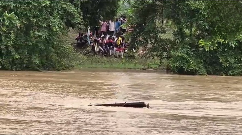 CG Flood: छत्तीसगढ़ के बलौदाबाजार जिले में लगातार बारिश के बीच सोमवार देर रात बड़ा हादसा हो गया। अचानकपुर क्षेत्र में बिजली सुधार कार्य के लिए जा रहे बिजली विभाग के कर्मचारियों की पिकअप उफनते नाले में बह गई। हादसे में तीन कर्मचारियों ने तैरकर अपनी जान बचा ली, जबकि एक कर्मचारी लापता है। उसकी तलाश के लिए रेस्क्यू अभियान जारी है।