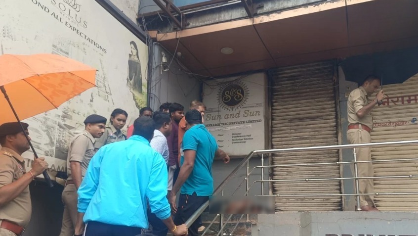 Raipur Murder: रायपुर के कोतवाली थाना क्षेत्र में महिला थाना के पास बुधवार सुबह एक युवक का खून से लथपथ शव मिलने से इलाके में सनसनी फैल गई। सूचना मिलते ही पुलिस मौके पर पहुंची और मामले की जांच शुरू कर दी।