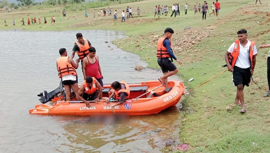 CG News: छत्तीसगढ़ के कोरबा जिले के सतरेंगा पिकनिक स्पॉट पर रविवार को एक दर्दनाक हादसा हो गया। दोस्तों के साथ पिकनिक मनाने गए SECL कर्मी की नदी में डूबने से मौत हो गई। सोमवार देर शाम नगर सेना की रेस्क्यू टीम ने करीब 24 घंटे की तलाश के बाद उसका शव नदी से बरामद किया।