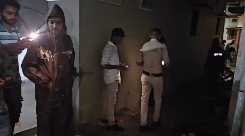 CG Murder: राजनांदगांव जिले के डोंगरगढ़ शहर के राधिका नगर-कश्मीरी पारा इलाके में मंगलवार रात मामूली विवाद के बाद एक युवक की धारदार हथियार से हमला कर हत्या कर दी गई। घटना के बाद इलाके में सनसनी फैल गई। सूचना मिलते ही पुलिस मौके पर पहुंची और मामले की जांच शुरू कर दी है।