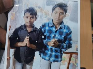 Raipur News: रायपुर के उरला थाना क्षेत्र से दो नाबालिग भाई संदिग्ध परिस्थितियों में लापता हो गए हैं। शुरुआती जानकारी के अनुसार माता-पिता की डांट से नाराज होकर दोनों बच्चे बुधवार को घर से साइकिल लेकर निकल गए। पुलिस ने गुमशुदगी का मामला दर्ज कर उनकी तलाश शुरू कर दी है।