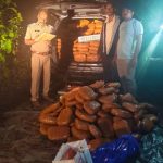CG Ganja Smuggling: छत्तीसगढ़ के जशपुर जिले से गांजा तस्करी का मामला सामने आया है। मादक पदार्थों की तस्करी के खिलाफ चलाए जा रहे ऑपरेशन आघात के तहत जशपुर पुलिस ने बड़ी कार्रवाई करते हुए 3 कारों से 552.10 किलोग्राम अवैध गांजा बरामद किया है। पुलिस ने इस कार्रवाई में करीब 1 करोड़ 21 लाख रुपये मूल्य का गांजा और वाहन जब्त किए हैं। मामले में दो अंतरराज्यीय तस्करों को गिरफ्तार किया गया है। इसके अलावा तस्करों को पुलिस की गतिविधियों की जानकारी देने के लिए रेकी कर रही एक कार को भी जब्त किया गया है।