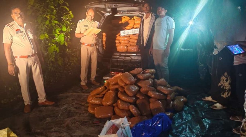CG Ganja Smuggling: छत्तीसगढ़ के जशपुर जिले से गांजा तस्करी का मामला सामने आया है। मादक पदार्थों की तस्करी के खिलाफ चलाए जा रहे ऑपरेशन आघात के तहत जशपुर पुलिस ने बड़ी कार्रवाई करते हुए 3 कारों से 552.10 किलोग्राम अवैध गांजा बरामद किया है। पुलिस ने इस कार्रवाई में करीब 1 करोड़ 21 लाख रुपये मूल्य का गांजा और वाहन जब्त किए हैं। मामले में दो अंतरराज्यीय तस्करों को गिरफ्तार किया गया है। इसके अलावा तस्करों को पुलिस की गतिविधियों की जानकारी देने के लिए रेकी कर रही एक कार को भी जब्त किया गया है।