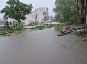 CG Weather Update: छत्तीसगढ़ में अगले 3 दिन झमाझम बारिश, घरों-सड़कों पर भरा पानी; स्कूलों में छुट्टी, इन जिलों में ऑरेंज और यलो अलर्ट जारी Image 69 5 300x220