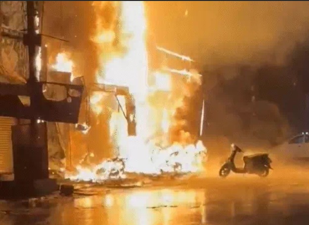 Raipur Fire: राजधानी रायपुर के तेलीबांधा इलाके में स्थित ऑक्टोपस बार के पास देर रात भीषण आग लग गई। आग सबसे पहले एक हार्डवेयर की दुकान में लगी और देखते ही देखते ऑक्टोपस बार समेत आसपास की चार दुकानों तक फैल गई। घटना के बाद इलाके में अफरा-तफरी मच गई और लोगों ने भागकर अपनी जान बचाई।
