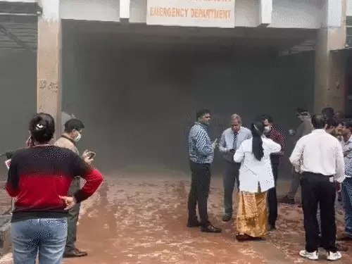 Raipur Mekahara Fire: राजधानी रायपुर स्थित डॉ. भीमराव अंबेडकर स्मृति अस्पताल (मेकाहारा) के इमरजेंसी वार्ड में मंगलवार दोपहर अचानक आग लग गई। आग लगते ही अस्पताल परिसर में अफरा-तफरी मच गई। घटना की सूचना मिलते ही दमकल विभाग और पुलिस की टीम मौके पर पहुंच गई। फिलहाल दमकल कर्मी आग पर काबू पाने में जुटे हुए हैं।