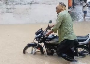 CG Weather Update: छत्तीसगढ़ में अगले 3 दिन झमाझम बारिश, घरों-सड़कों पर भरा पानी; स्कूलों में छुट्टी, इन जिलों में ऑरेंज और यलो अलर्ट जारी Image 71 3 300x216