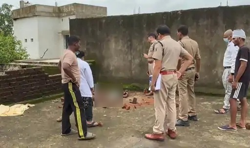 CG Murder: बिलासपुर जिले से एक खौफनाक मामला सामने आया है, जहां के रतनपुर थाना क्षेत्र के ग्राम अकलतरी में एक युवक की निर्मम हत्या कर दी गई। नीम चौक निवासी इंद्रप्रकाश उर्फ गोलू भार्गव की उसके घर की छत पर दो युवकों ने ईंट और धारदार हंसिये से हमला कर हत्या कर दी।