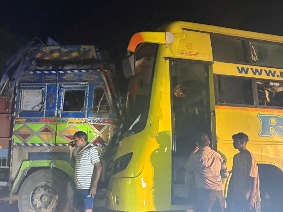 Balodabazar Accident: बलौदाबाजार जिले में रायपुर से गिधौरी जा रही यात्रियों से भरी एक बस की ट्रक से आमने-सामने टक्कर हो गई। हादसे में 19 यात्री घायल हो गए, जिनमें 4 की हालत गंभीर बताई जा रही है। सभी घायलों को जिला अस्पताल में भर्ती कराया गया है, जहां उनका इलाज जारी है।