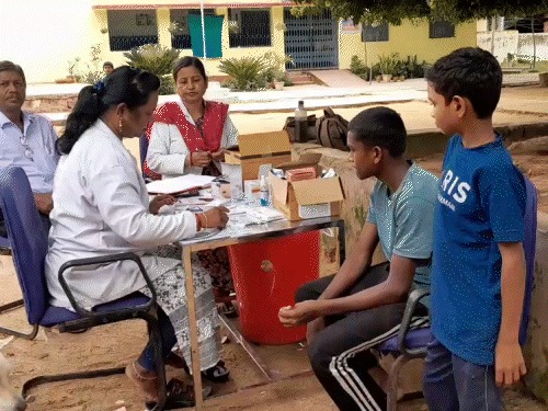 CG Malaria Case: छत्तीसगढ़ के कांकेर जिले में मलेरिया के अचानक बढ़ते मामलों ने स्वास्थ्य विभाग और जिला प्रशासन की चिंता बढ़ा दी है। बीते दो दिनों में सरकारी छात्रावास में रहने वाले 2 छात्रों की मलेरिया से मौत हो गई है। वहीं दूसरे छात्रावास के 11 छात्रों की जांच रिपोर्ट मलेरिया पॉजिटिव आई है। इसके बाद स्वास्थ्य विभाग ने प्रभावित क्षेत्रों में विशेष निगरानी शुरू कर दी है।