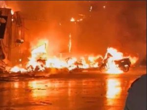 Raipur Fire: राजधानी रायपुर के तेलीबांधा इलाके में स्थित ऑक्टोपस बार के पास देर रात भीषण आग लग गई। आग सबसे पहले एक हार्डवेयर की दुकान में लगी और देखते ही देखते ऑक्टोपस बार समेत आसपास की चार दुकानों तक फैल गई। घटना के बाद इलाके में अफरा-तफरी मच गई और लोगों ने भागकर अपनी जान बचाई।
