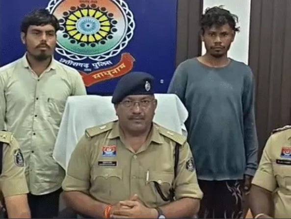 Durg Murder: छत्तीसगढ़ के दुर्ग जिले में एक महिला की हत्या के मामले में पुलिस ने दो युवकों को गिरफ्तार किया है। पुलिस के अनुसार, दोनों आरोपी महिला को पैसों का लालच देकर सुनसान इलाके में ले गए थे। आरोप है कि वहां महिला के साथ दुष्कर्म की कोशिश की गई और विरोध करने पर उसकी हत्या कर दी गई।