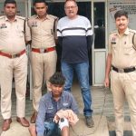 CG Rape: छत्तीसगढ़ के रायगढ़ जिले के जोबी चौकी क्षेत्र में एक युवती के साथ दुष्कर्म का मामला सामने आया है। आरोप है कि गांव के एक युवक ने युवती को जबरन आंगनबाड़ी भवन के पीछे ले जाकर उसके साथ दुष्कर्म किया और किसी को बताने पर जान से मारने की धमकी दी। पीड़िता की शिकायत पर पुलिस ने आरोपी को गिरफ्तार कर न्यायिक रिमांड पर जेल भेज दिया है।