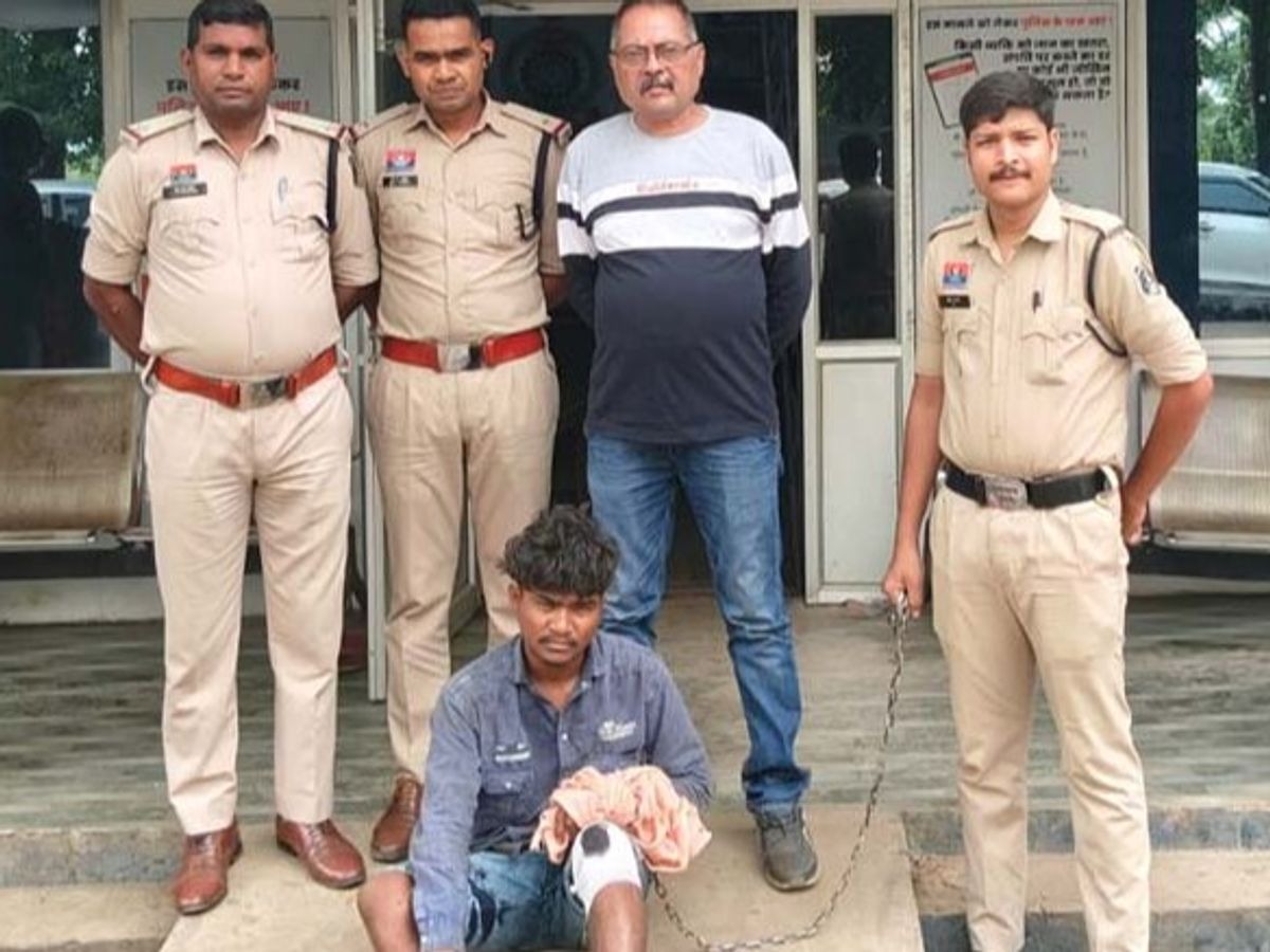 CG Rape: छत्तीसगढ़ के रायगढ़ जिले के जोबी चौकी क्षेत्र में एक युवती के साथ दुष्कर्म का मामला सामने आया है। आरोप है कि गांव के एक युवक ने युवती को जबरन आंगनबाड़ी भवन के पीछे ले जाकर उसके साथ दुष्कर्म किया और किसी को बताने पर जान से मारने की धमकी दी। पीड़िता की शिकायत पर पुलिस ने आरोपी को गिरफ्तार कर न्यायिक रिमांड पर जेल भेज दिया है।