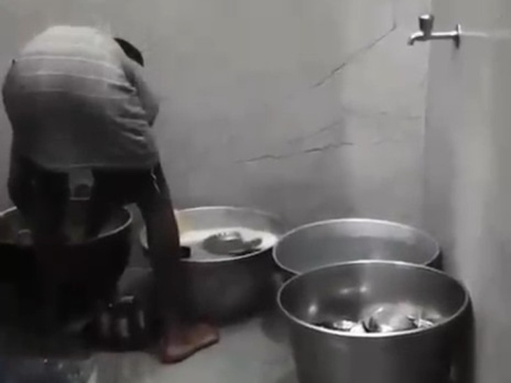 CG Dhaba Video: छत्तीसगढ़ के सक्ती जिले के हरेठी स्थित पापा ढाबा का एक वीडियो सोशल मीडिया पर तेजी से वायरल हो रहा है। वीडियो में ढाबे का एक कर्मचारी पुरुष शौचालय के अंदर टॉयलेट सीट के पास प्लेट, कटोरी और अन्य बर्तन धोता हुआ दिखाई दे रहा है। वीडियो सामने आने के बाद खाद्य एवं औषधि प्रशासन विभाग ने वायरल वीडियो के आधार पर ढाबा संचालक को कारण बताओ नोटिस जारी कर तीन दिनों के भीतर जवाब मांगा है।