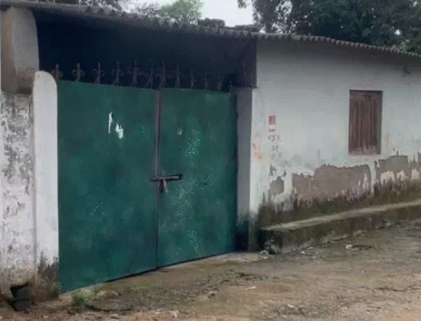 Dantewada Murder: छत्तीसगढ़ के दंतेवाड़ा जिले से एक खौफनाक मामला सामने आया है। जहां पूर्व सरपंच पति ने चरित्र शंका के चलते अपनी पत्नी का गला काटकर उसकी हत्या कर दी। महिला का सिर धड़ से अलग कर लाश को घर के पीछे फेंक दिया। सूचना मिलने पर पुलिस ने शव बरामद किया और आरोपी पति को हिरासत में लेकर मामले की जांच शुरू कर दी है।