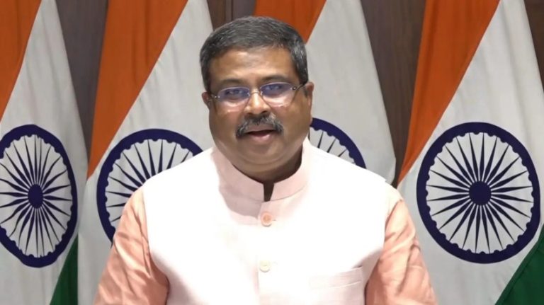 Big Breaking: देश में लगातार पेपर लीक को लेकर चल रहे छात्र आंदोलन के बीच मोदी सरकार में शिक्षामंत्री धर्मेंद्र प्रधान ने इस्तीफा दे दिया है। लंबे समय से विपक्ष और प्रदर्शनकारी संगठन उनकी जिम्मेदारी तय करने की मांग कर रहे थे। (धर्मेंद्र प्रधान का इस्तीफा)